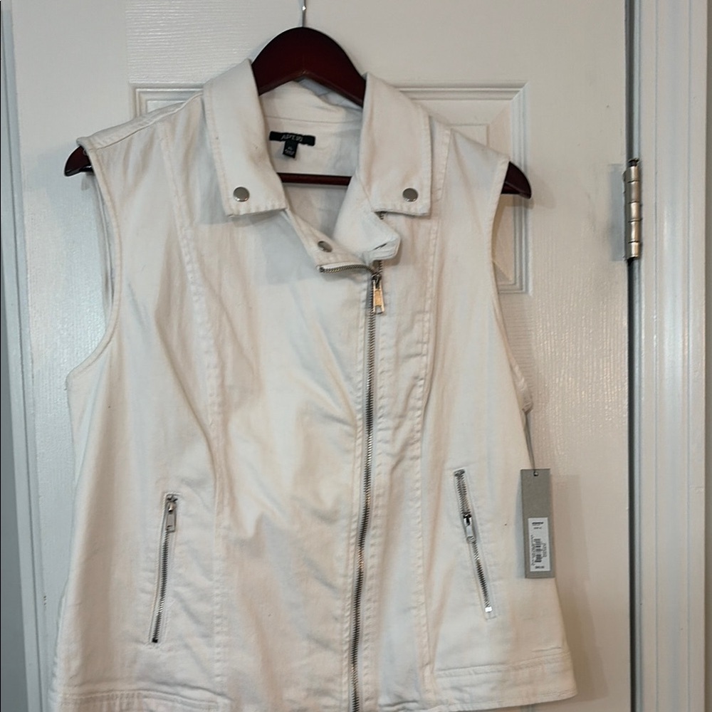 Women's White Sleeveless Jacket